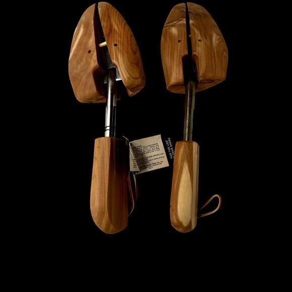 Rochester Shoe Tree Co. Shoe Keepers Cedar Adjustable Width #4 Shoe Trees - Picture 2 of 11